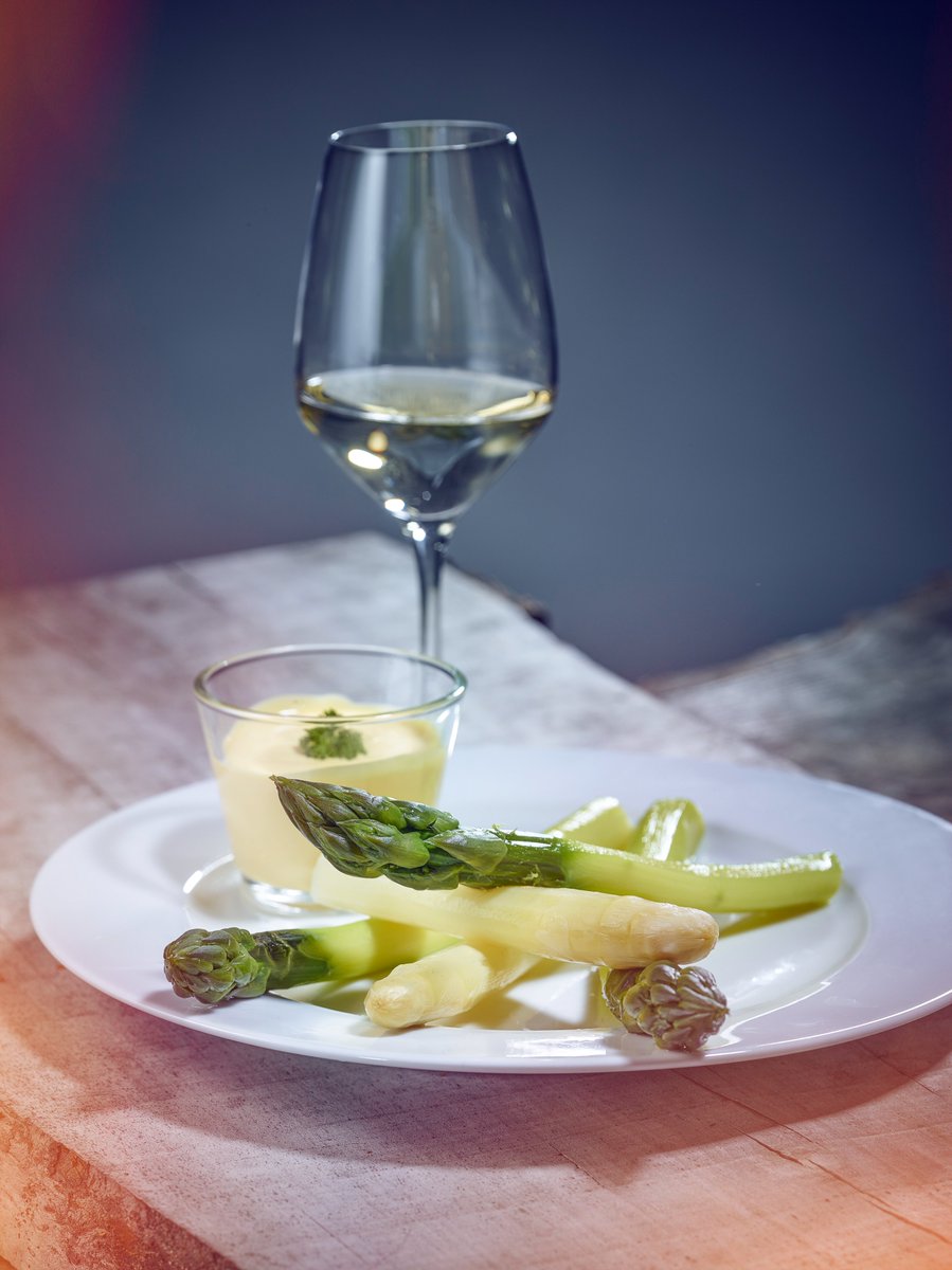 valaiswallis's tweet photo. Les asperges du Valais sont là ! 😍 Avec du jambon cru, une sauce hollandaise, en salade, en velouté, en risotto... Et vous, vous les préférez comment ? Retrouvez ici la liste des producteurs proposant de la vente directe. 👉 https://t.co/HLTX46UBYe https://t.co/XnqAsDkAK8