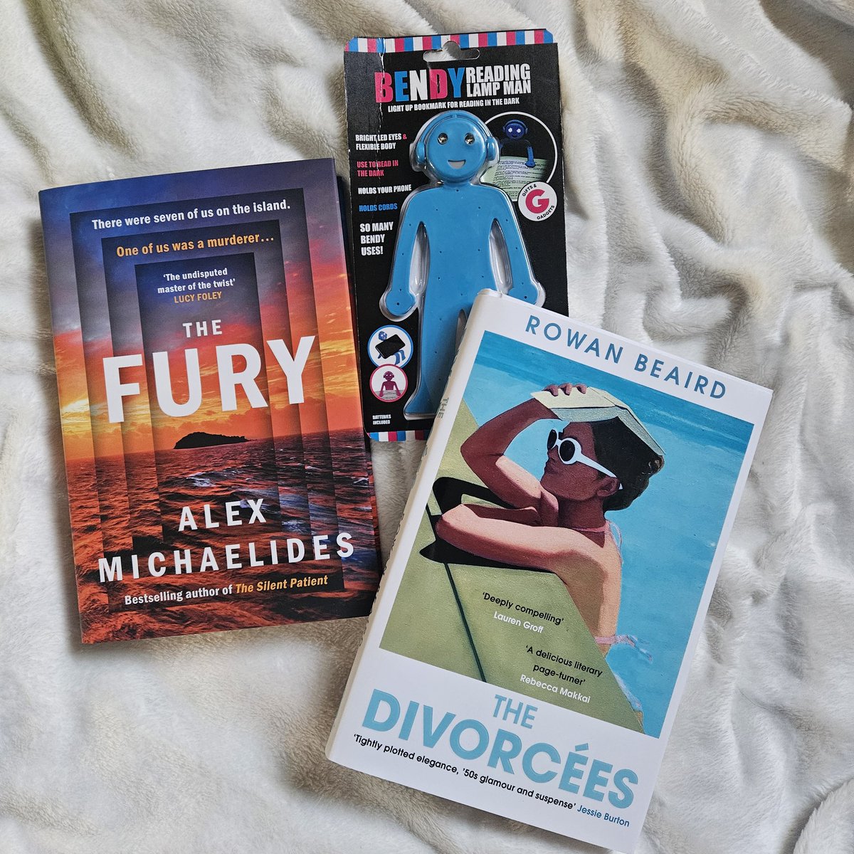 ✨️ Giveaway ✨️

Follow, like &amp; RT for your chance to win these two fabulous reads and a bendy man reading light

Feel free to tag friends

UK only please. Closes 28th April at 5pm

Good luck 🍀