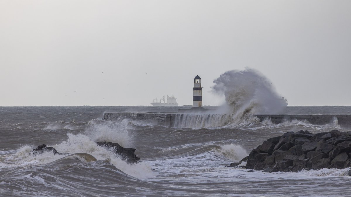 'Wicked waves' No colour and wild seas at Seaham this morning @StormHour @ThePhotoHour