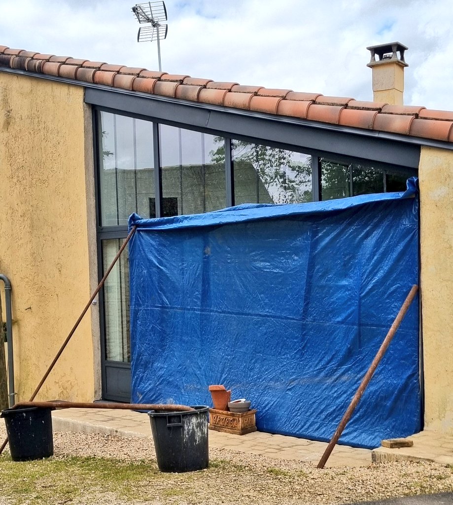 Mya_Roses's tweet photo. L'assurance : pas de solution de relogement, votre logement est toujours habitable 
Le logement (dans lequel je ne peux plus rentrer) : https://t.co/57Y6aib7gx