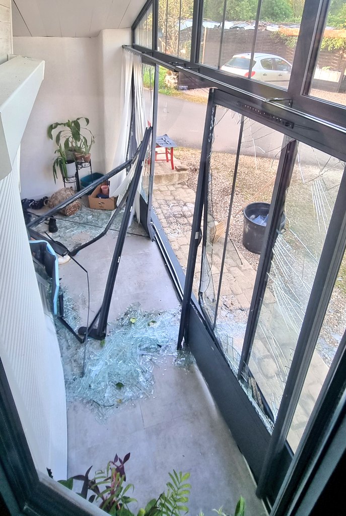 Mya_Roses's tweet photo. L'assurance : pas de solution de relogement, votre logement est toujours habitable 
Le logement (dans lequel je ne peux plus rentrer) : https://t.co/57Y6aib7gx