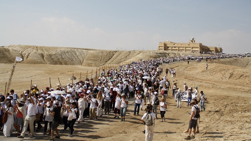 Seit 10 Jahren setzt sich „Women Wage Peace“ in Israel für Frieden ein. Ganz unterschiedliche Frauen sind Teil der Bewegung: Jüdische, muslimische, christliche und nicht-gläubige Frauen protestieren gemeinsam gegen den Krieg. Auch nach dem 7. Oktober 2023 geben sie nicht auf. 1/7