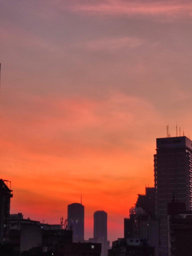 LRaquelCZ's tweet photo. Otro de sus atardeceres 🌇 #Caracas https://t.co/osCRorNrLX