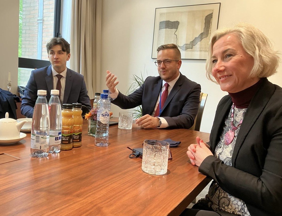 CZtoEU_Brussels's tweet photo. Velvyslankyně @EditaHrdaEU přijala vedení @SMOCR_CZ a zástupce Rady evropských obcí a regionů #CEMR k diskuzi o přeshraniční spolupráci, nové politice soudržnosti a strategické agendě 🇪🇺 &amp; prioritách 🇨🇿 do nového institucionálního období. https://t.co/El2Rv0oS6j