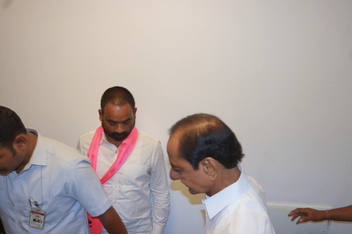 RajuShambipur's tweet photo. మెదక్, జహీరాబాద్ పార్లమెంట్ నియోజకవర్గాల భారీ బహిరంగ సభకు గౌరవ బీఆర్ఎస్ పార్టీ అధినేత శ్రీ కేసీఆర్ సార్ గారితో కలిసి వెళ్లడం జరిగింది. https://t.co/rcvcXiJfVk