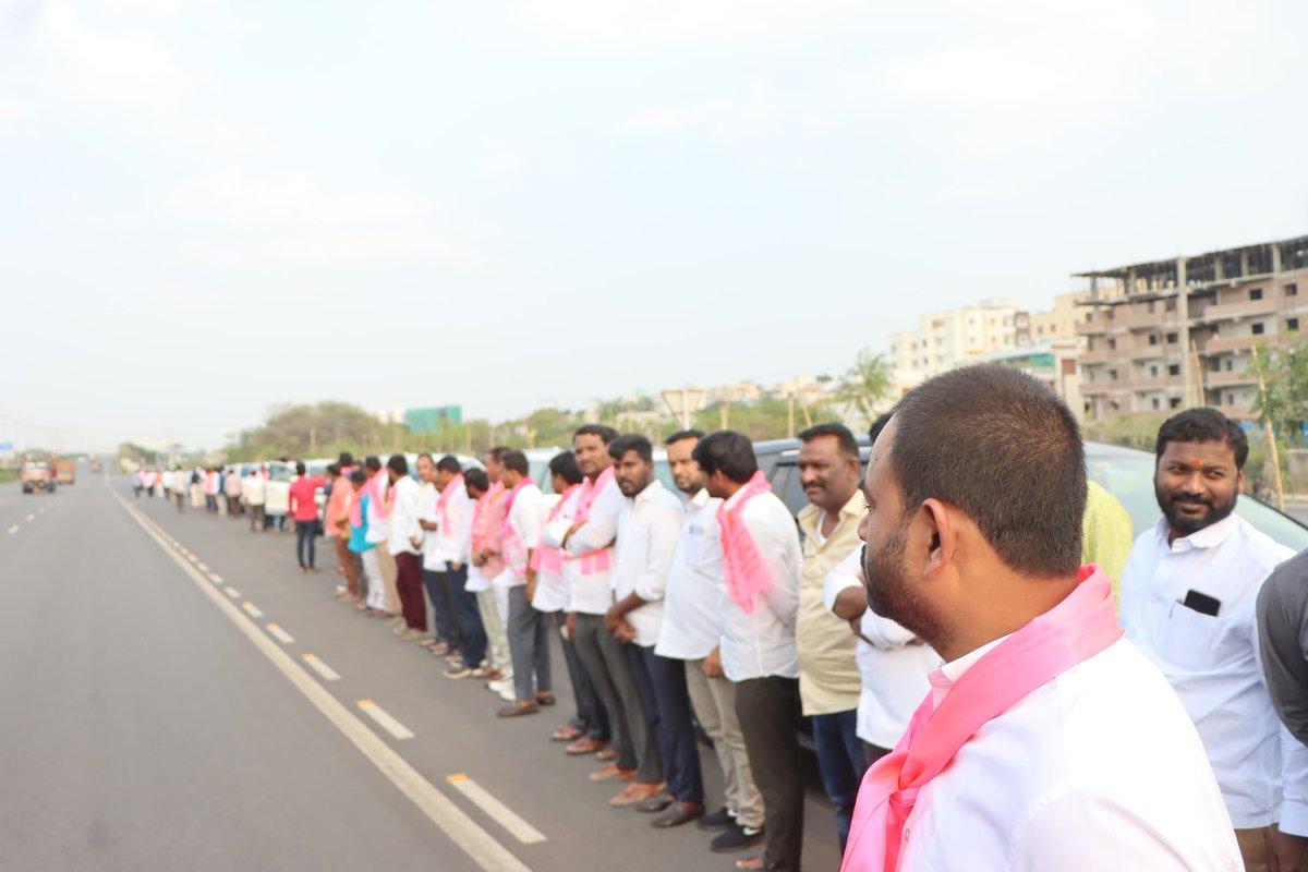 RajuShambipur's tweet photo. మెదక్, జహీరాబాద్ పార్లమెంట్ నియోజకవర్గాల భారీ బహిరంగ సభకు గౌరవ బీఆర్ఎస్ పార్టీ అధినేత శ్రీ కేసీఆర్ సార్ గారితో కలిసి వెళ్లడం జరిగింది. https://t.co/rcvcXiJfVk