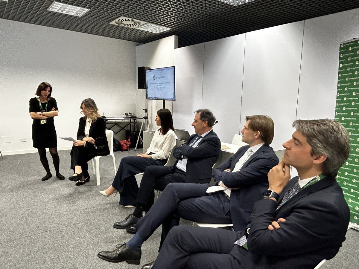 Confagricoltura's tweet photo. 🗣️ @AnnaBarrile "In un'ottica di rafforzamento della filiera, la #digitalizzazione ha un ruolo fondamentale per contribuire a raggiungere obiettivi sfidanti di #competitivitá e #sostenibilitá ambientale. Il nostro progetto con #Unionfood, #mediterranea, si muove in questa direzione. Convegno: “Tecnologie digitali e sostenibilitá certificata nel vigneto” al @SocialMasaf @VinitalyTasting 

#Confagrivinitaly #confagriwine #vinitaly #vinitaly2024 #confagricoltura