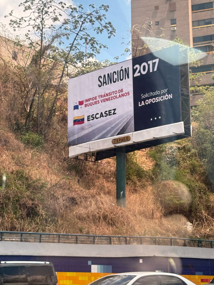 BarbaraUSanz's tweet photo. Y así arranca la campaña de la mentira oficial del régimen, con vallas publicitarias en Caracas que buscan responsabilizar de la crisis generada por la dictadura a las sanciones.

¿Por qué no hicieron una campaña así para explicar el robo de los 23.000 millones de dólares de PDVSA?
¿Cómo es que las sanciones generan escasez de productos básicos pero no de Ferraris para el #DraculaFest? 

La verdad es que la única sanción contra Venezuela es Maduro en Miraflores.