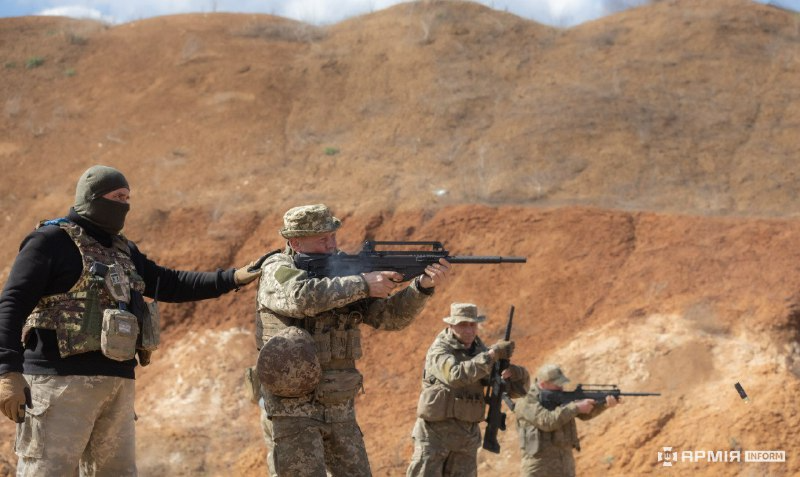 Footage of Ukrainian training using Turkish BTS 12-caliber semi-automatic smoothbore shotguns to counter FPV drones. Shotguns are often used for destroying light drones at altitudes of up to 100 meters. Russian military is using 12-gauge smoothbore rifles for firing at FPVs.…