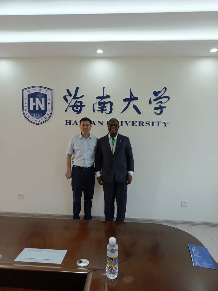 SanUniversite's tweet photo. Le mardi 02 Avril 2024, à Haikou, chine, l’Université Polytechnique de San Pedro, Côte d’Ivoire, dirigée par le Professeur Méké MÉÏTÉ et l'Université de Hainan, Chine, dirigée par le Dr Qingming LUO ont mutualisé leurs efforts par la signature d’une convention de partenariat. https://t.co/02ZrUBOu96