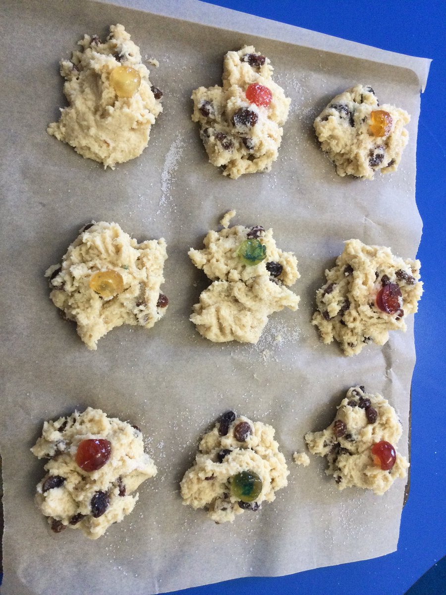 ThamesideSch's tweet photo. Brilliant start to term with an exciting writing hook for Year 4’s new focus text. The children loved becoming bakers for the morning and the bakes tasted and smelt delicious too. Thumbs up all round! @theliteracytree #year4tps #leopardstps #lionstps #writinghook #brilliantbakers https://t.co/lepXLSPSc1