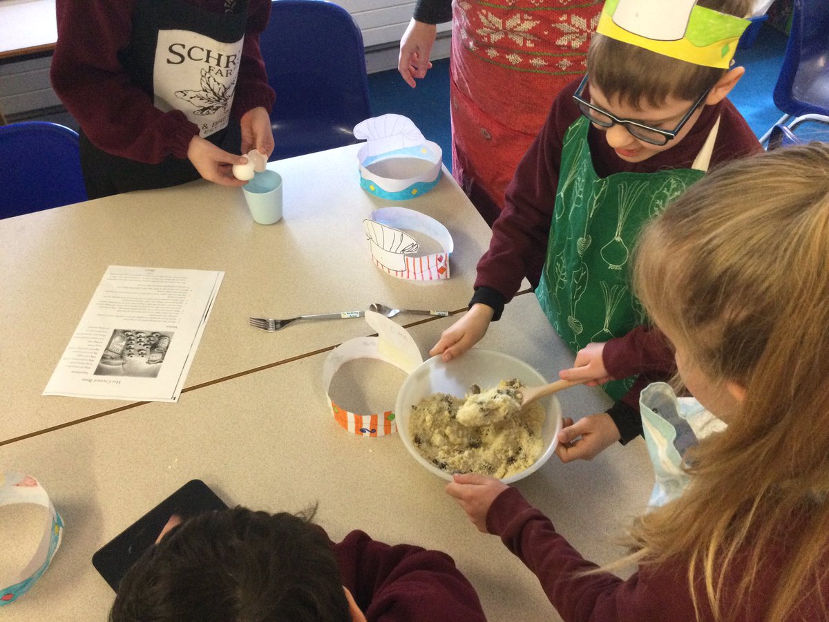 ThamesideSch's tweet photo. Brilliant start to term with an exciting writing hook for Year 4’s new focus text. The children loved becoming bakers for the morning and the bakes tasted and smelt delicious too. Thumbs up all round! @theliteracytree #year4tps #leopardstps #lionstps #writinghook #brilliantbakers https://t.co/lepXLSPSc1