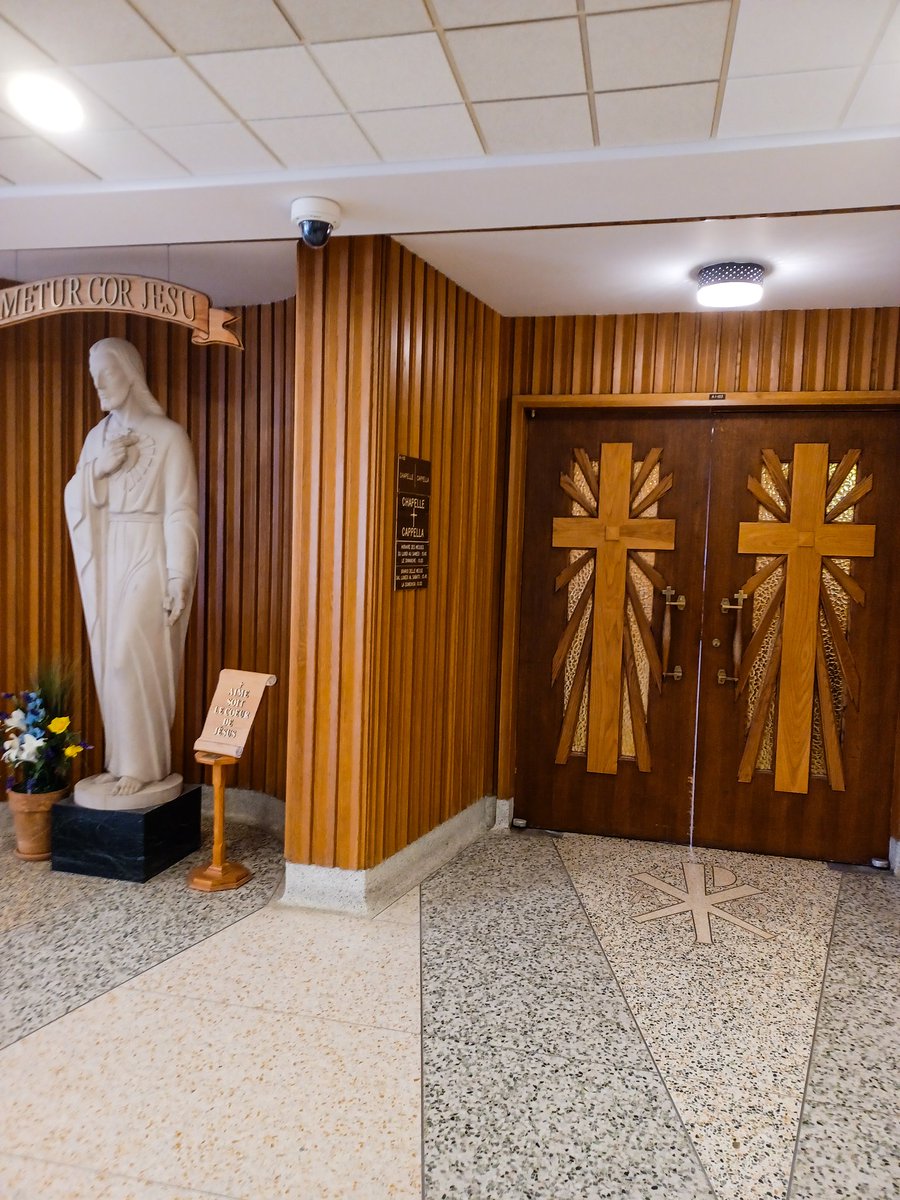 I object to some claiming laïcité as 'neutral' in QC not just because of academic understandings of secularisms, but also because this is what I see when I walk in the front door of the hospital where my cardiologist is based. I'm not against a multi-faith prayer room, but uhhh