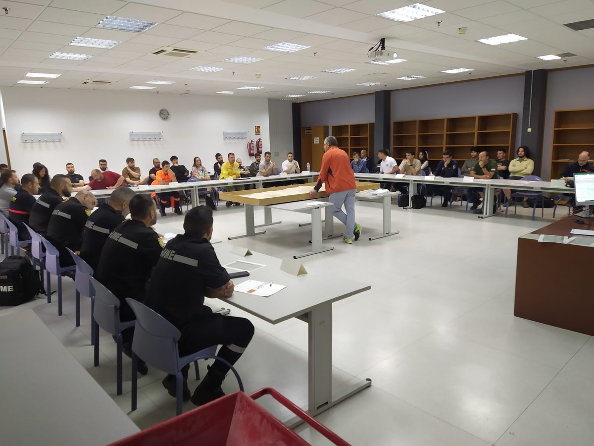 Brutal semana de curso en ENPC sobre operaciones en interfaz urbano forestal 🔥🏡 con 3 eminencias como @ferrandalmau78 @jlsoriano1 y @david_gnomusy . Modo esponja 'on' y a meter herramientas 🛠️ a la mochila 🎒 como un loco.