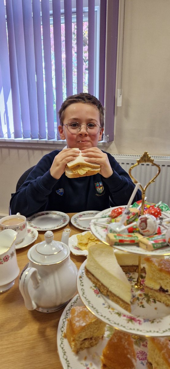 HighfieldBolton's tweet photo. Who loves a crisp butty?
#wheredoistart https://t.co/BWrNrmojCs
