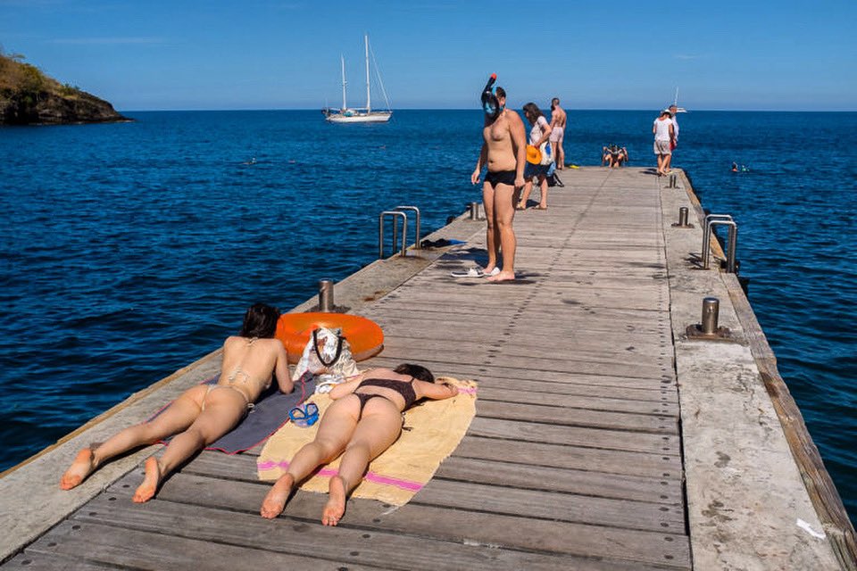 Renphotographie's tweet image. Gênance. 

#gêne #ponton #mer #martinique #lesgens #renanperon #photographie #photooftheday #photography #paysage #jeunesfemmes #tuba #masque #plongeon #revueepic