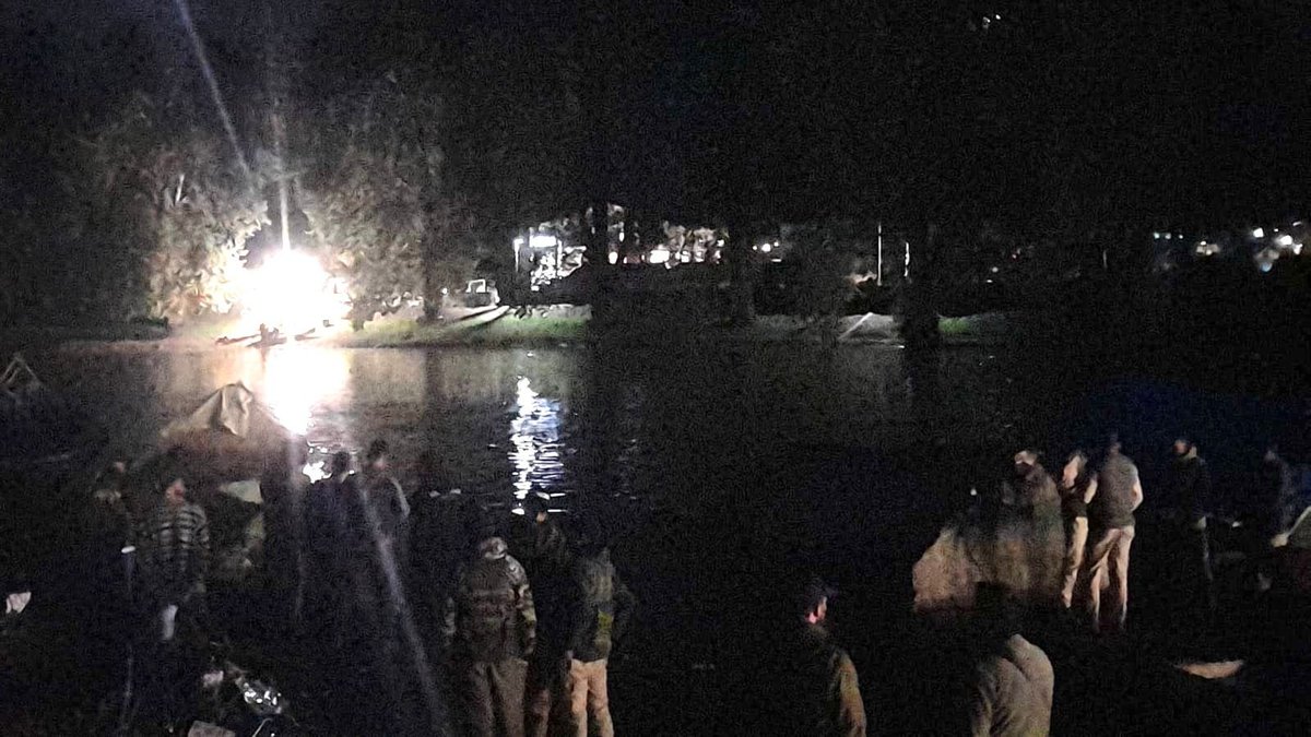 Massive ongoing search and rescue operation by Srinagar Police along with teams from SDRF, NDRF, MARCOS, F&ES and locals to locate the missing persons after the boat carrying them capsized in river Jhelum today morning: Srinagar Police 

(Photo source: Srinagar Police)