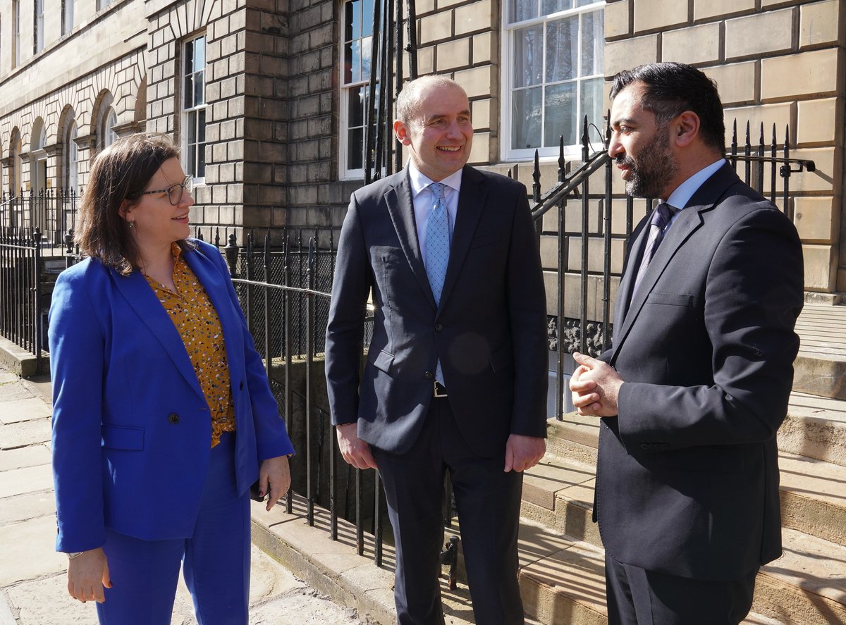150 years since the Icelandic national anthem was composed in Edinburgh, First Minister @HumzaYousaf met @PresidentISL and @elizajreid to discuss the strong historic and modern policy links between Scotland and Iceland 🇮🇸🏴󠁧󠁢󠁳󠁣󠁴󠁿