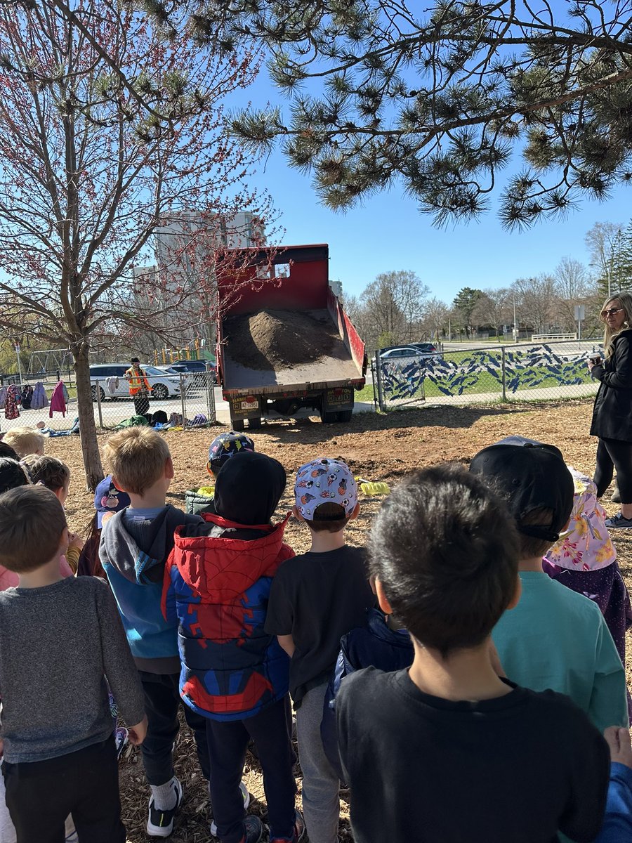 Kindergarten students were so excited to watch the soil (graciously donated by Hamilton Builder’s Supply!) being delivered for our new learning garden this morning! 🪴 #outdooreducation #learningforasustainablefuture <a href="/LSF_LST/">LSF/LST</a> <a href="/HaltonDSB/">HDSB</a>