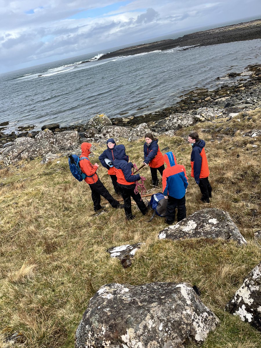 🔦Search and Rescue part 1 🔦 Team Blue went in the hunt to save Gingie… they put their teamwork skills to the test and created the stretcher to bring him back! They had great determination and resilience giving 100% 💪🏼 Good work team 👏🏻 #Article31 @DunfermlineHS