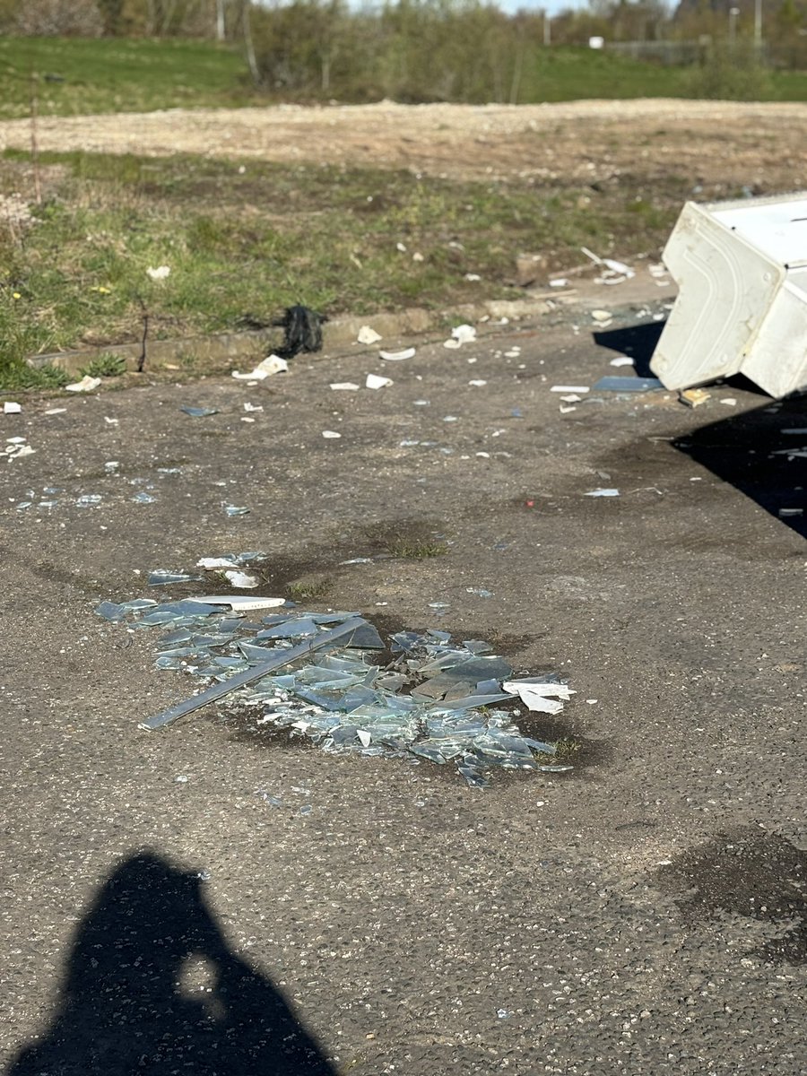 mirizma's tweet photo. Flytipping at a nursery entrance -  @edinhelp are slow to clear it and don’t appear to be preventing it from happening again. This is the only road to Hawkhill Forest Kindergarten, preventing vehicle access. It was reported yesterday and is not an isolated case 👇🏼@EdinburghLive_ https://t.co/5pTgMnBNq1