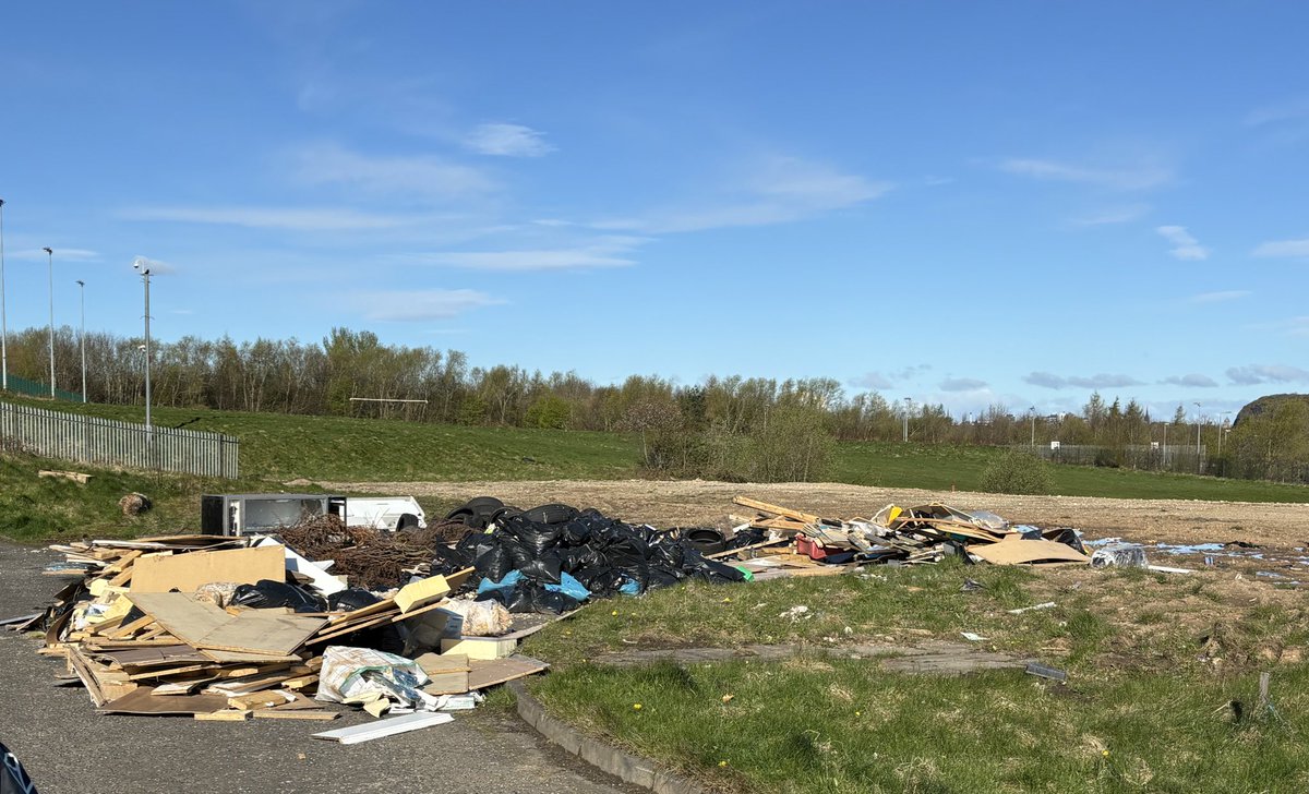 mirizma's tweet photo. Flytipping at a nursery entrance -  @edinhelp are slow to clear it and don’t appear to be preventing it from happening again. This is the only road to Hawkhill Forest Kindergarten, preventing vehicle access. It was reported yesterday and is not an isolated case 👇🏼@EdinburghLive_ https://t.co/5pTgMnBNq1