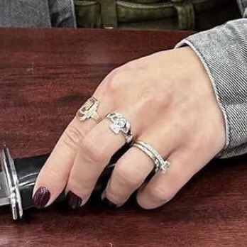 she’s wearing a claddagh ring omg she literally did this for me 😭🫶🏻