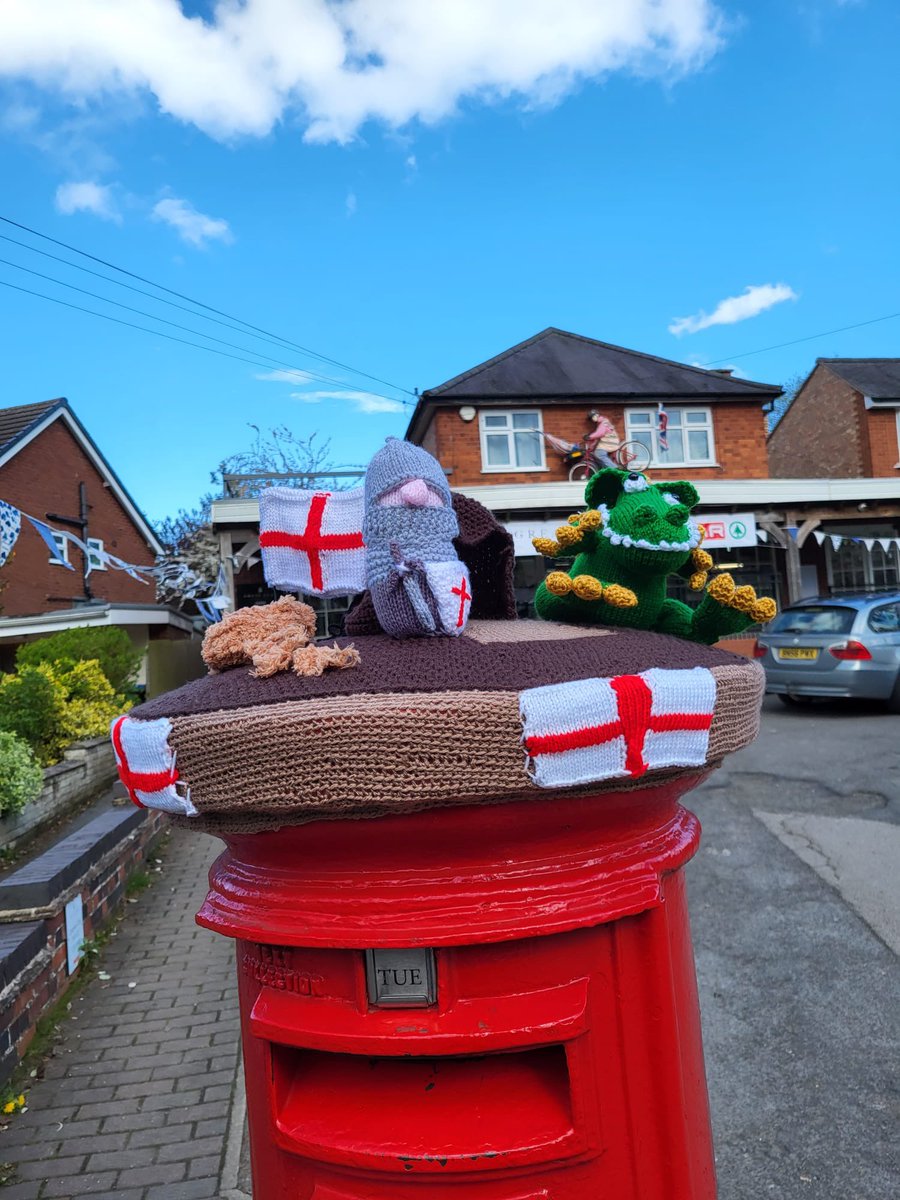 #GreatGlen #StGeorge
A Post box topper in Great Glen, Leicestershire.