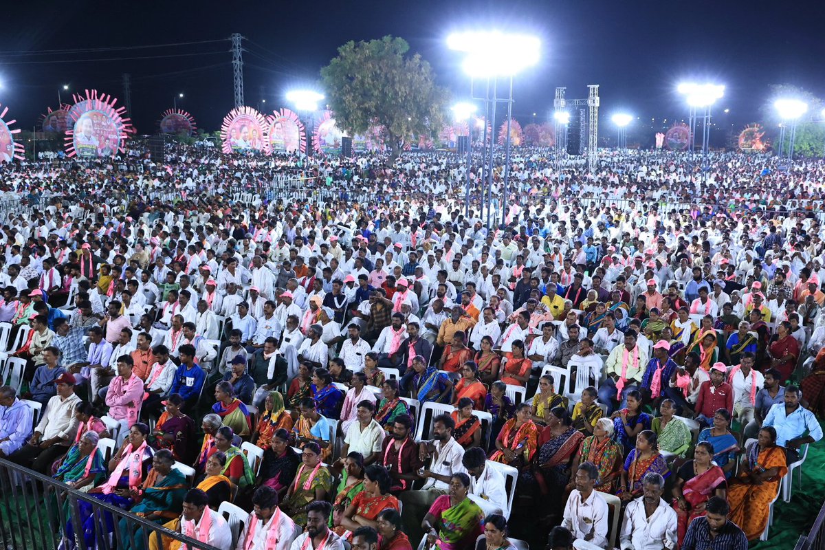 మెదక్ మరియు జహీరాబాద్ పార్లమెంట్ ఎన్నికల ప్రచారంలో భాగంగా సుల్తానుపూర్ ప్రజా ఆశీర్వాద సభలో బిఆర్ఎస్ పార్టీ అధినేత, తెలంగాణ రాష్ట్ర తొలి ముఖ్యమంత్రివర్యులు శ్రీ కేసీఆర్ గారి బహిరంగ సభలో పాల్గొన్న దుబ్బాక శాసనసభ్యులు శ్రీ కొత్త ప్రభాకర్ రెడ్డి గారు. @BRSparty @BRSHarish @KTRBRS