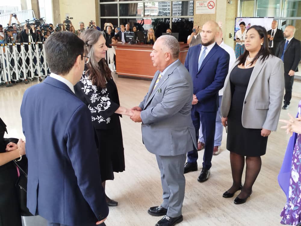 Representantes del Centro Cárter sostienen reunión con autoridades del Consejo Nacional electoral. Previamente había llegado por segunda vez una representación exploratoria de la Unión Europea.