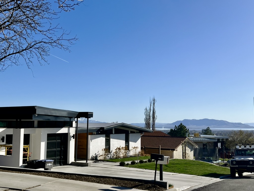 CoachKaterina's tweet photo. π€ Good morning, my amazing X peeps from Indian Hills in Provo!
π Check out this modern house with an amazing view to Utah Lake. Utah Lake is west. Behind me as I take the photo is our gorgeous Kyhv Peak, and more mountains. β°
.
.
#MovetoUtah #UtahHomesForSale #IndianHills https://t.co/fzN6F6v0vy
