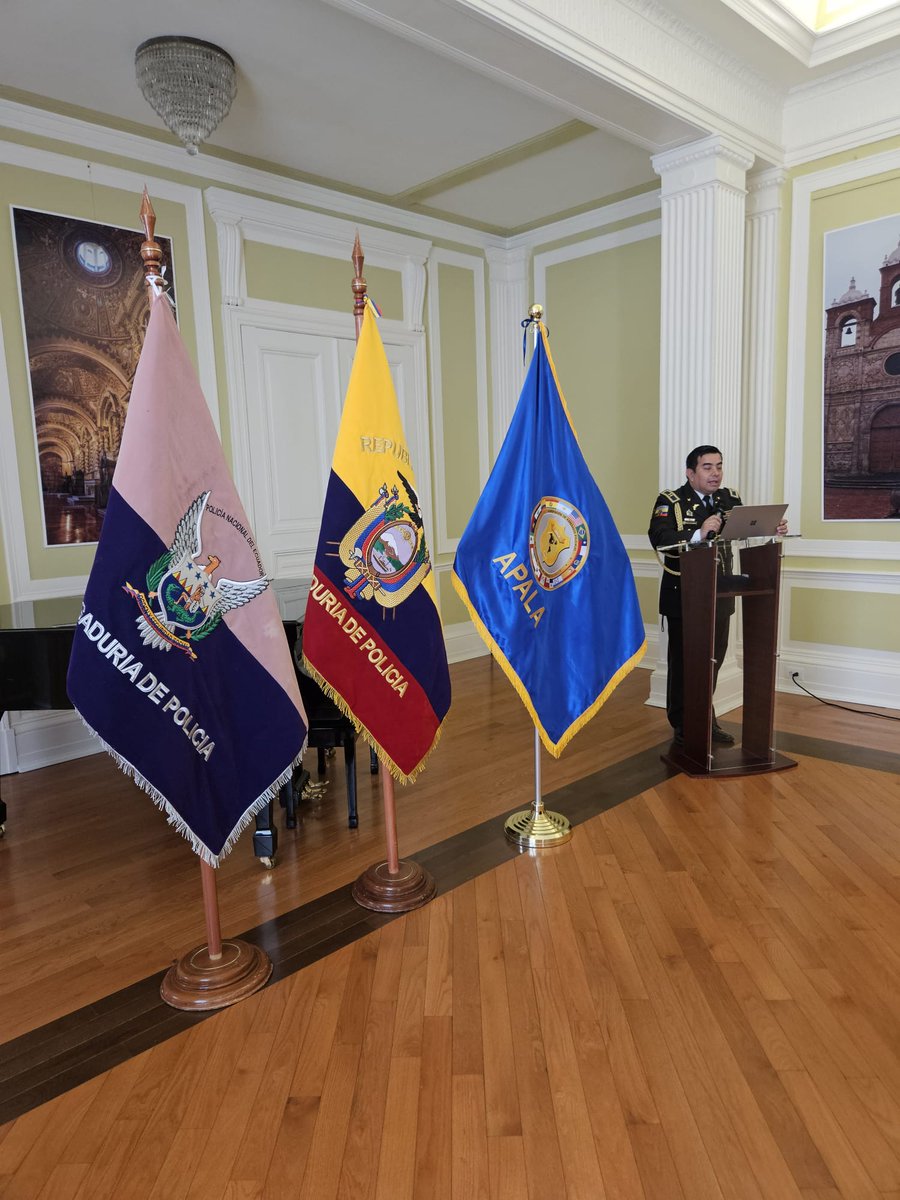 apalausa's tweet photo. Integrantes de @apalausa se reunieron en la Embajada del Ecuador en EEUU, para reconocer y entregar la condecoración al mérito profesional por las labores realizadas al TCnl Juna Pablo Luna y Tcnl Diego Villamarin, quienes culminan sus misiones. https://t.co/cjPeWFdW0e