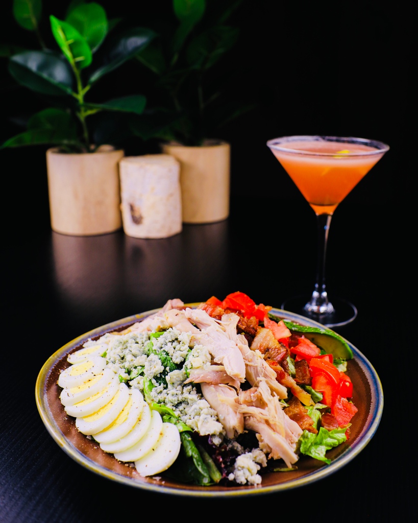 Hey Minneapolis, it’s time to upgrade your normal lunch salad with our Chicken Cobb Salad! 🥗 Pulled rotisserie chicken, mixed greens, romaine, bacon, avocado, tomato, hard boiled egg, bleu cheese, and green goddess dressing. ✨