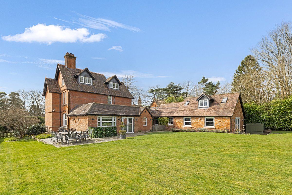 This impressive detached Victorian residence offers the perfect combination of luxury, charm, convenience, and functionality. 📍How much? £2m 📍Where? Crowthorne 🔗Click here to take a look at the property: ow.ly/2leI50Regs3