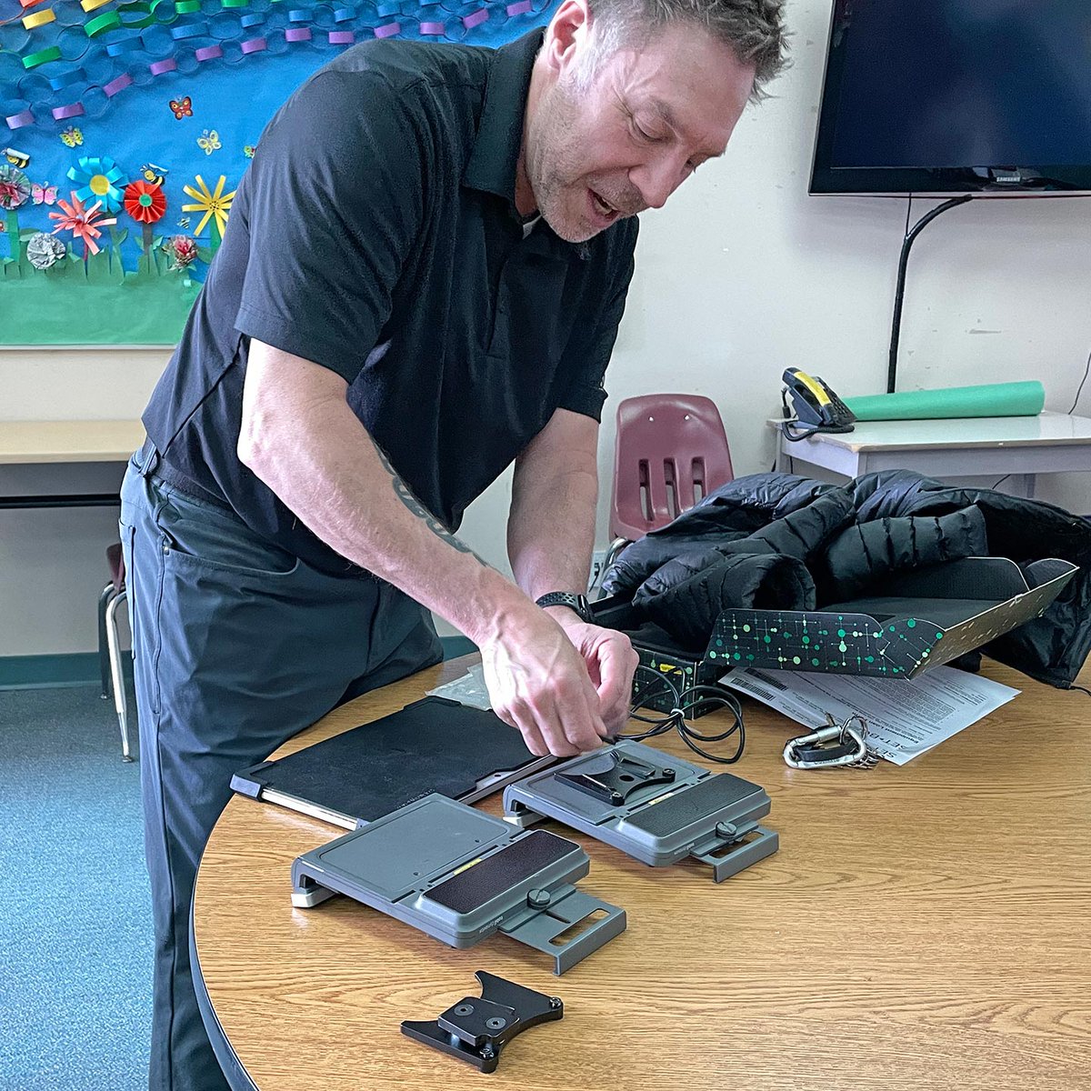 set_bc's tweet photo. Recently, @darrenmitzel assisted a Grade 10 student at Thomas Haney Secondary School. By replacing a faulty QRM component, Darren adjusted the mount and #eyegaze system to work perfectly together - ensuring the student's uninterrupted use.
#MountingForAAC #SupportingStudent https://t.co/UIWqDASVkL