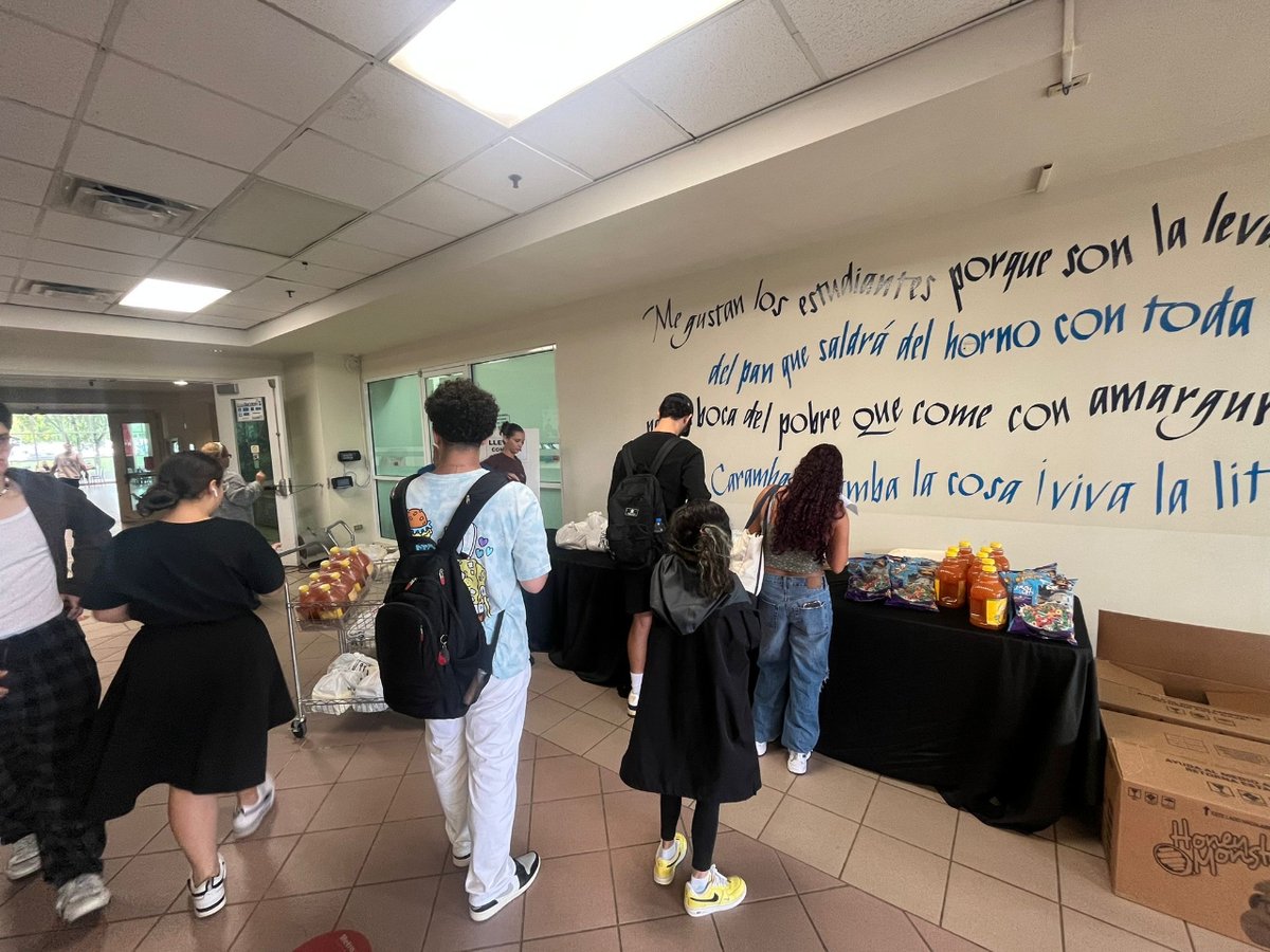 ¡Hey, vaqueros! 🤠 ¡Ven al Lobby del Centro de Estudiantes de 10:00 a.m. a 1:00 p.m. y descubre lo que tenemos para ti en Come Vaquero!  #uprb #siguelaseñalvaquera #fuerzavaqueraenacción