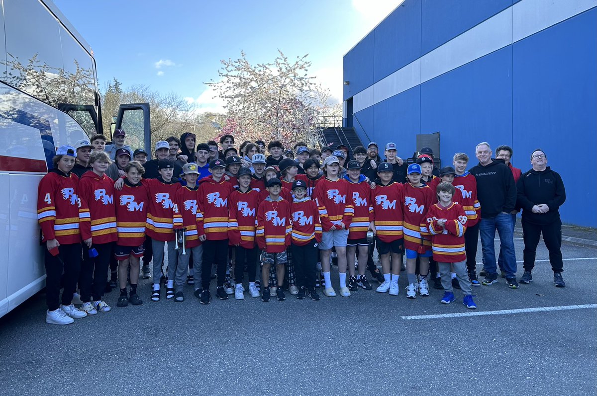 flamesjunior's tweet photo. We are off to Kimberley for The Mowat Cup!
What a great send off from the 2011 Ridge Meadows Flames spring hockey team and others from the community! 
Thank you Ridge Meadows, we appreciate your support! 
🔥🔥🔥🔥 https://t.co/YqueLDwS2P
