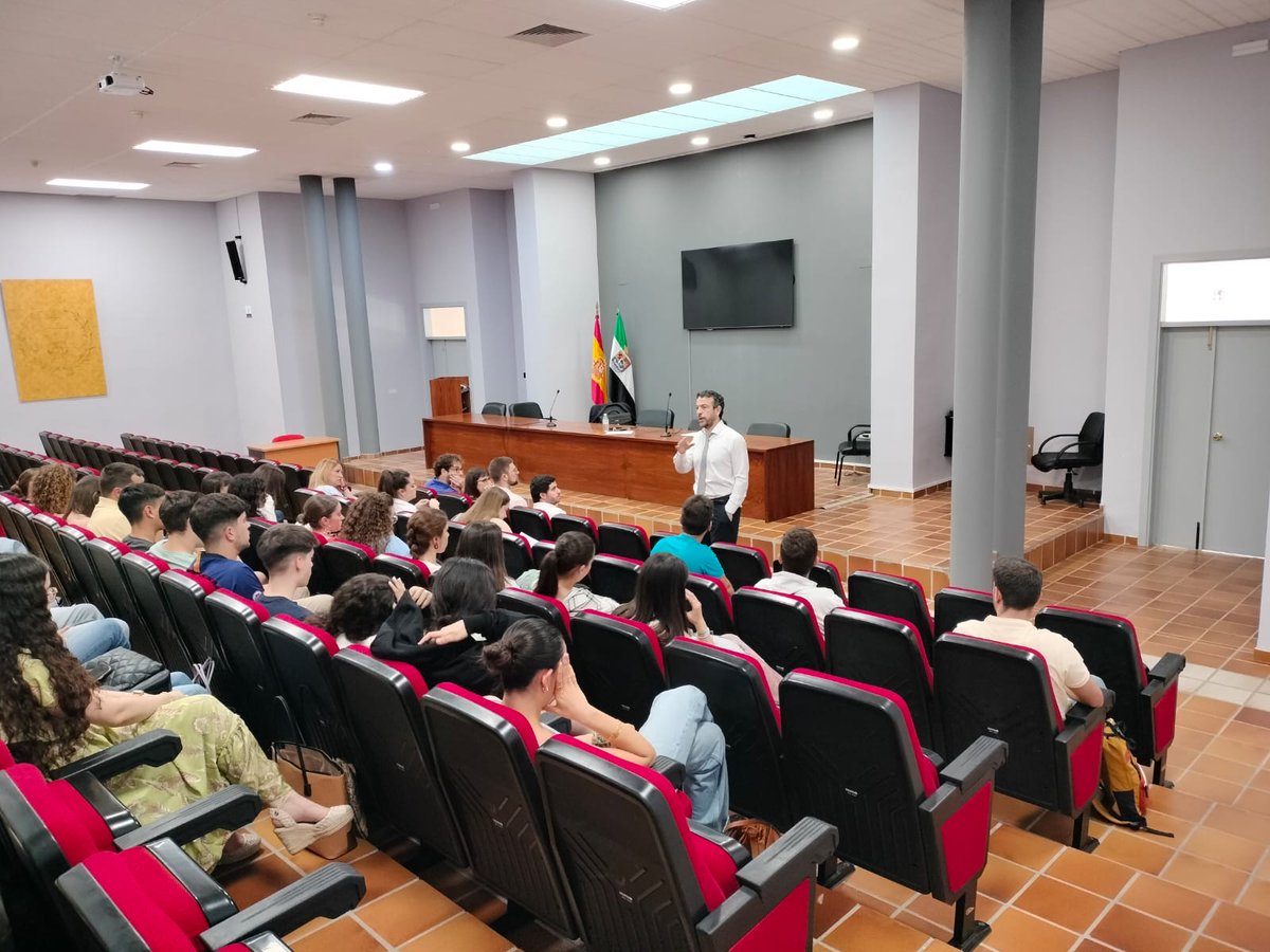 Magistral conferencia de @VVzquez hoy en el Módulo Jean Monnet de la Facultad de Derecho @UexDerecho de la Universidad de Extremadura. 'El problema de la integración constitucional'.