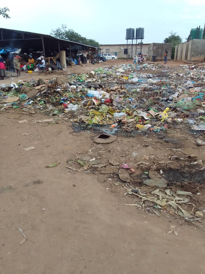 Chiredzi residents have criticised Chiredzi Town Council’s poor service delivery in view of the current cholera outbreak, with uncollected garbage and poorly-maintained public toilets being cited as examples of the local authority’s failures. enviropresszim.com/2024/04/16/chi…