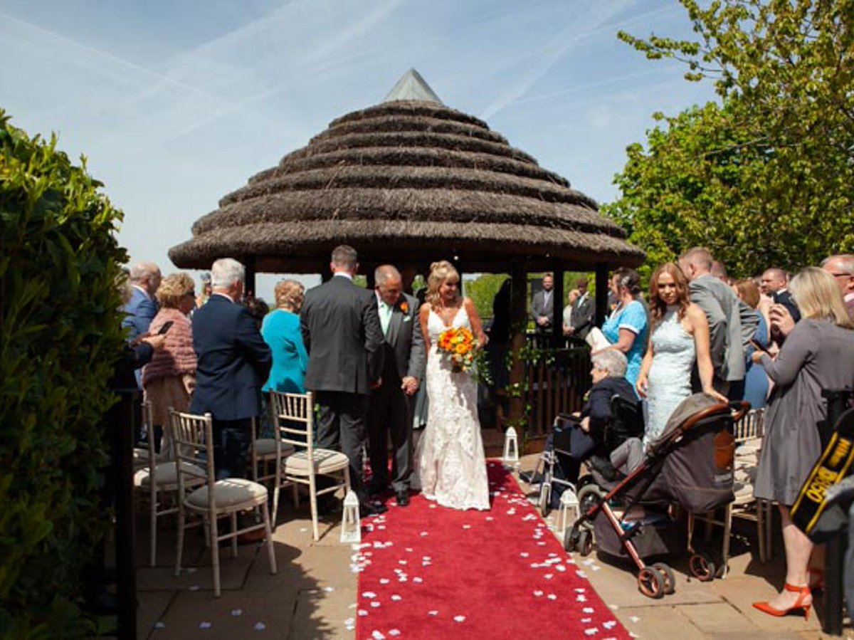 Our Gazebo has seen so many beautiful weddings over the years, why not add yours to the list?👰💒 Speak to your wedding coordinator today to add this enchanting setting to your wedding plans if you haven't already. #Weddings #CadburyHouse #Bristol #BristolWeddings #Bride #IDo