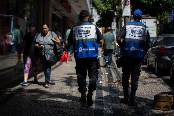centralpolitcs's tweet photo. ⚠️ Governo do RJ avalia ceder PMs para segurança privada em condomínios

A proposta é prevista em um projeto de lei aprovado nessa quinta-feira (11) na Assembleia Legislativa do Rio de Janeiro. https://t.co/MdsIC0gKto