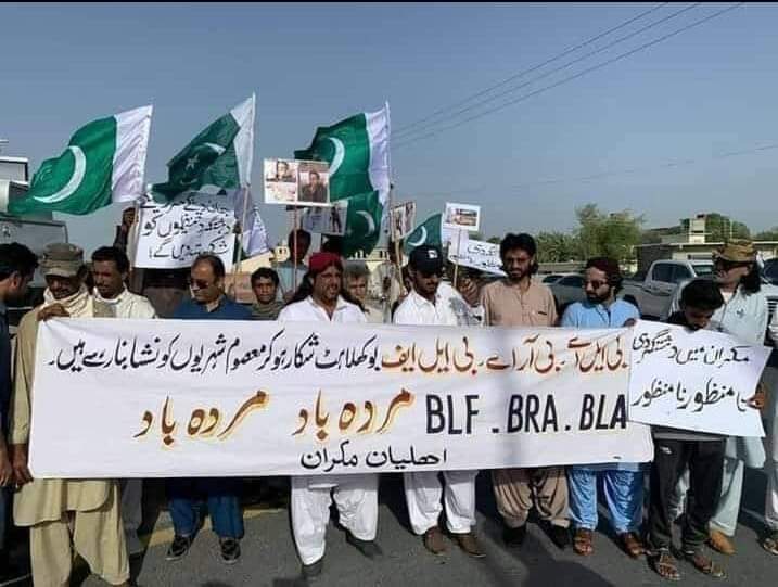 Abbasbugti52's tweet photo. بلوچستان کے عام بلوچ کا آواز وطن عزیز پاکستان اور امن ہے
جو جاری دہشتگرد تنظیم کے ظلم وستم و دہشتگردی کے خلاف متحد ہے 

کوئی بھی قوم یا مذہب کسی معصوم شہری کے قتل کی کبھی بھی اجازت نہیں دیتا ۔
اور یہی بلوچستان اور بلوچ قوم کے روایت ہے 
#Balochistan 
#Makran 
#Iran https://t.co/H55dtcVCDk