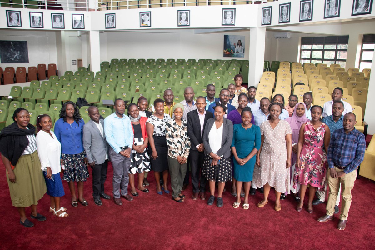 Today, Dr. Joan Nankya Mutyoba, Head Department of Epidemiology and Biostatistics at @Makerere School of Public Health, led a research proposal writing mentorship masterclass to equip our masters’ students with important skills to fast truck their proposals.