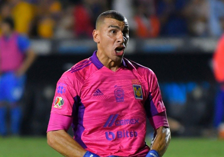 WachingonCom's tweet photo. No se si deben EXPULSAR a Nahuel Guzmán de la #LigaMX, probablemente sí. De lo que sí estamos seguros es de que lo deben INGRESAR a un centro psiquiátrico lo más pronto posible. Es un subnormal. #nahueladas #futbolmexicano https://t.co/BQbNrq6oaL