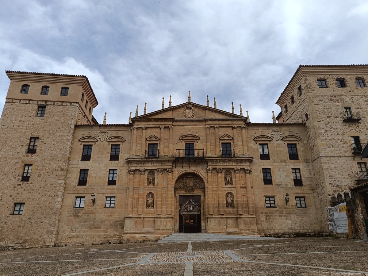 RUTA RAÍCES DE CASTILLA Al norte de #Burgos encontramos tres localidades enclavadas en un bello entorno natural y con entramados urbanos típicamente medievales, que forman un irrepetible triángulo patrimonial: La ciudad de #Frías La villa Condal de #Oña La villa salinera de…