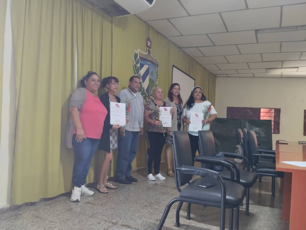 Honor a quien Honor merece desde el #ComiteMunicipalDelPartido en
 #GuiraDeMelena reconocimientos por los años de trabajo en nuestra organización a nuestros trabajadores.
#JuntosSomosMásFuertes #ArtemisaJuntosSomosMas.