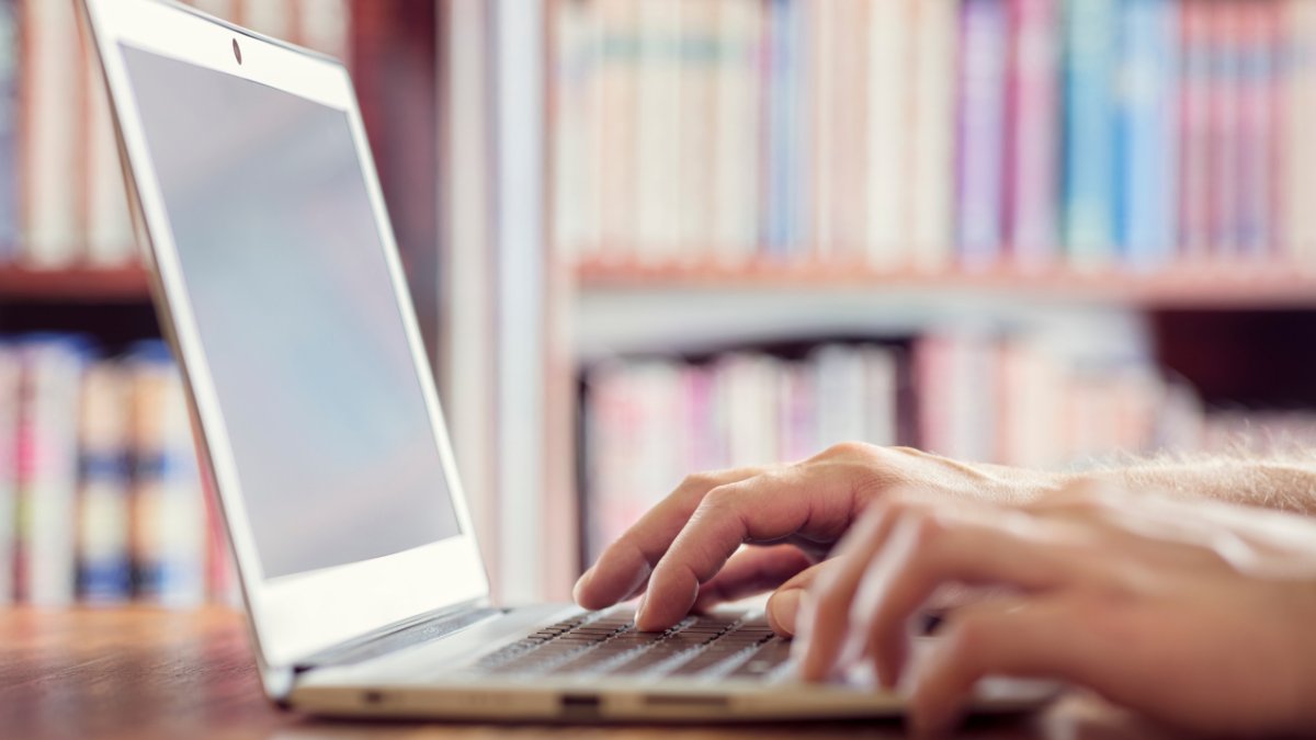 We’re looking for our next Writer in Residence! Canadian writers with a focus on romance are invited to apply for this residency based at North York Central Library by April 26 at 4 pm. Details: ow.ly/nHxp50R7SFW