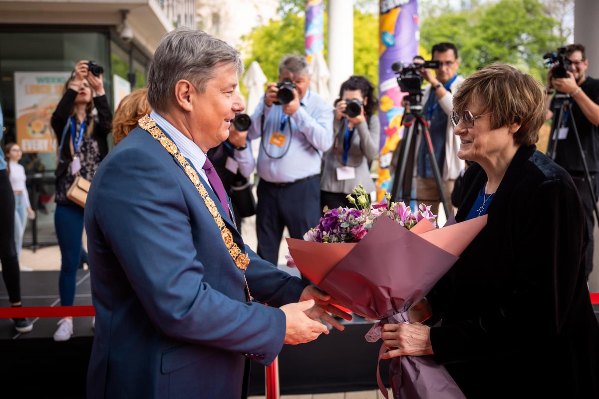 Prof. Dr. Katalin Karikó arrived to the SZTE József Attila Department of Education and Information Center and was greeted by the University Management, Mayor of Szeged and the County Government Commissioner on the morning of 16 April. u-szeged.hu/news-and-event…