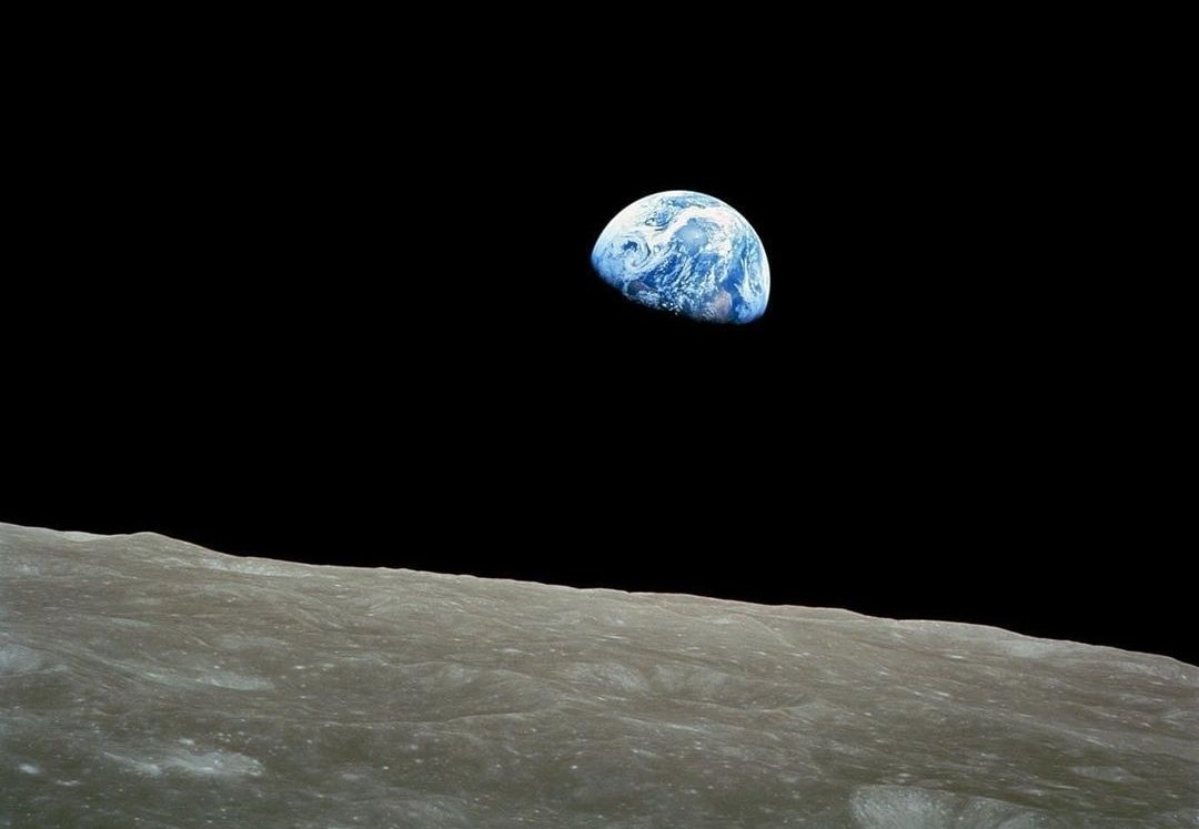nick_mandese's tweet photo. Quel grosso geoide blu è un posto pieno di conflitti, pandemie e confini. 
Eppure tutto appare ovattato, statico e placido dalla Luna.

@NASA https://t.co/kH6VaXwtIF