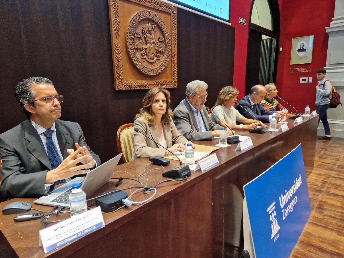 GobAragon's tweet photo. 📚 La DG de Política Educativa, Ana Moracho, ha inaugurado el I Simposio Nacional del Cuidado Educativo Integral.

📲 Moracho ha recordado la limitación de los móviles en las aulas y la mejora de los protocolos de ideación suicida y acoso, ante más de 550 personas. https://t.co/vPWiuYUvBz